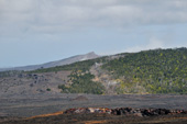 遠くに現在噴火中のプウオオ噴火口が望めます